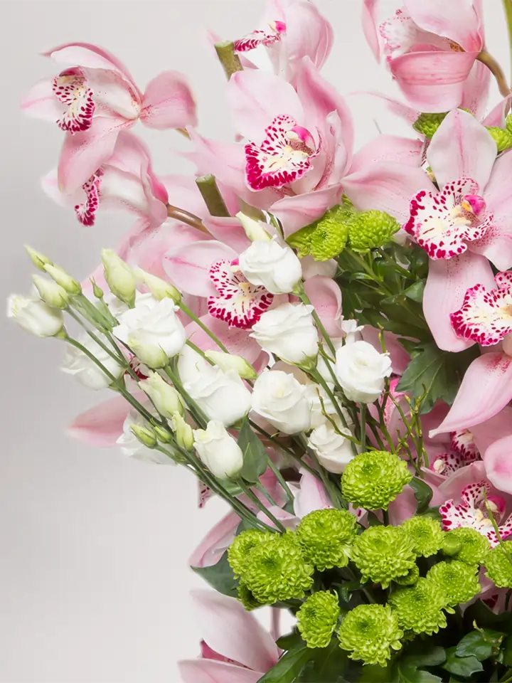 Mazzo di cymbidium rosa, lisianthus bianchi e santini verdi dettagli